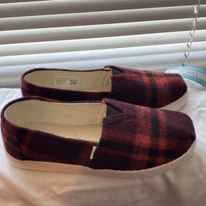 NWT Toms Youth Belmont, Size 3, red, black plaid slip on shoes